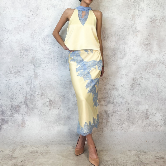 Falda amarilla con detalles de encaje azul