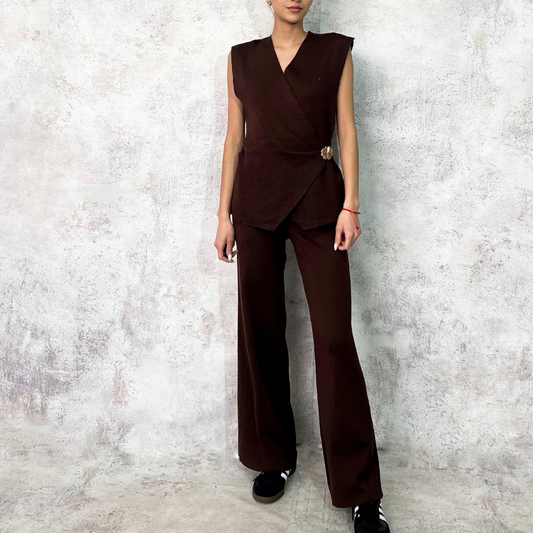 Set de chaleco café con prendedor de flor