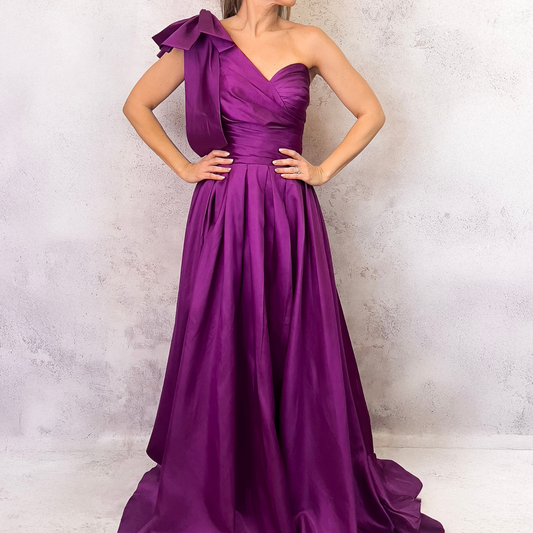 Vestido largo de razo magenta.