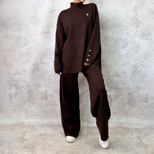 Conjunto de punto color chocolate con botones dorados