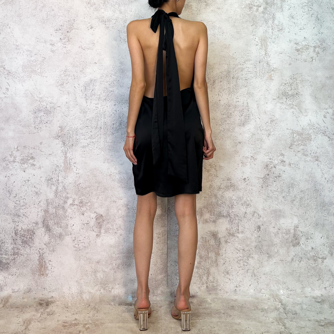 Vestido corto negro satinado