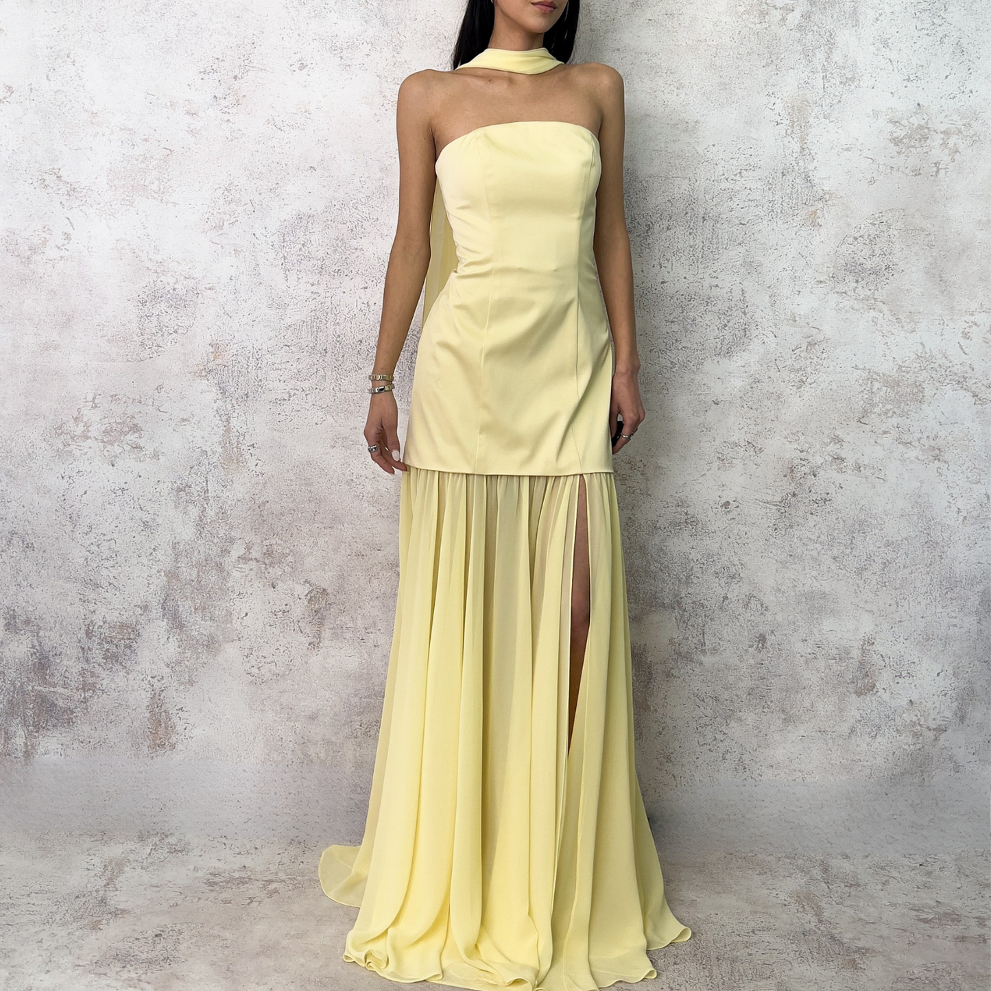 Vestido largo strapless con corbata amarillo