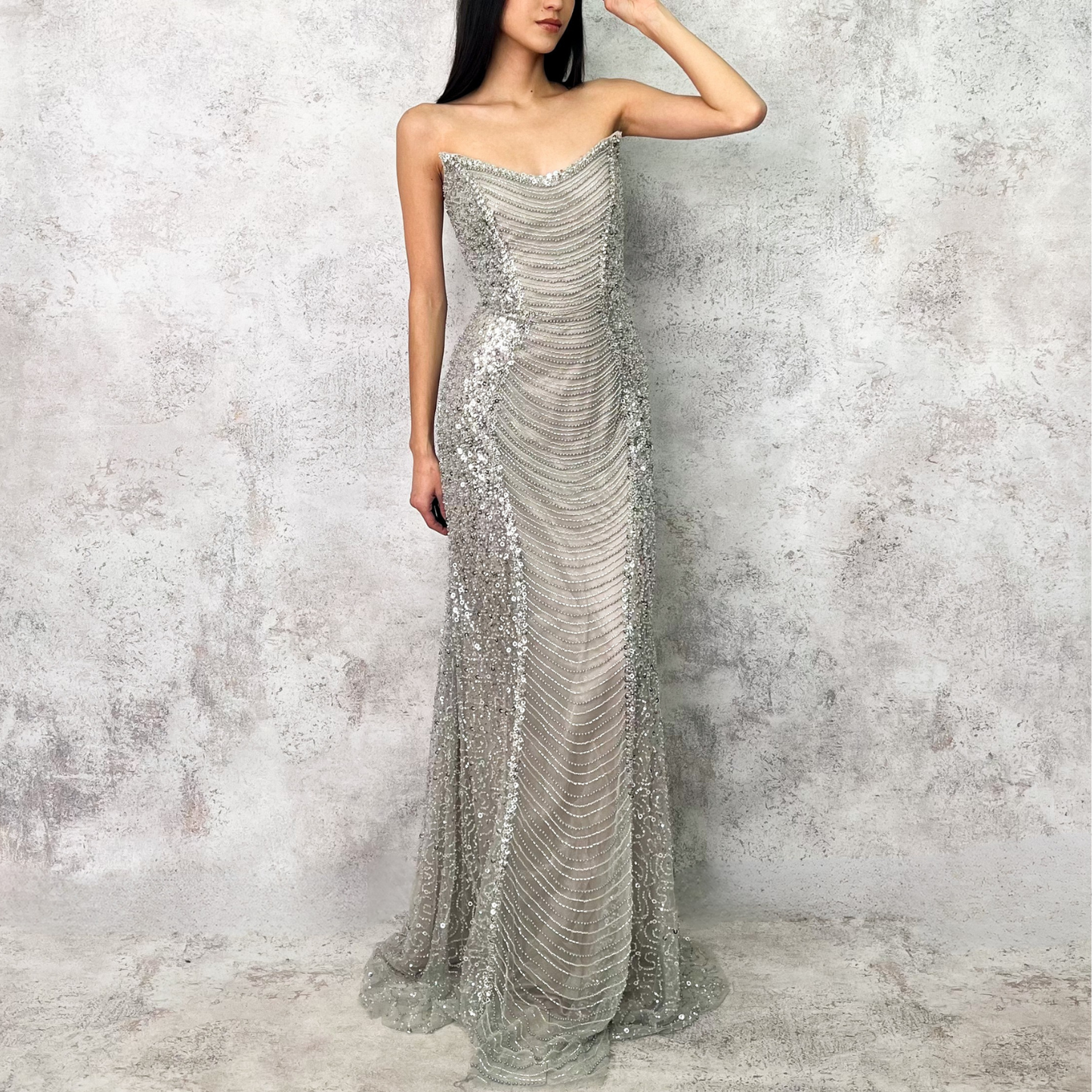 Vestido largo bordado plateado