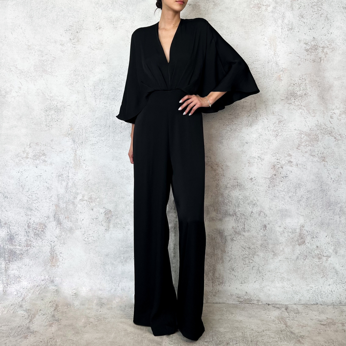 Jumpsuit negro manga de capa