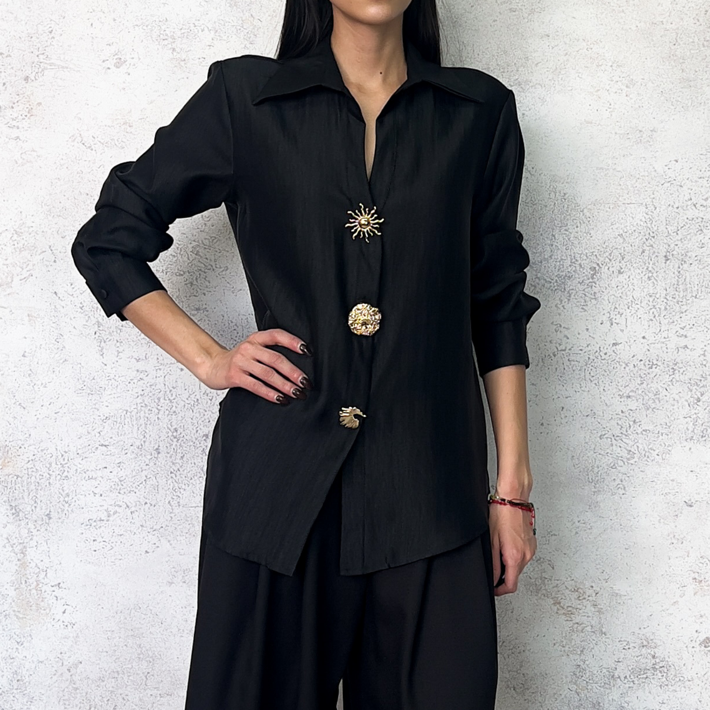 Blusa negra botones soles