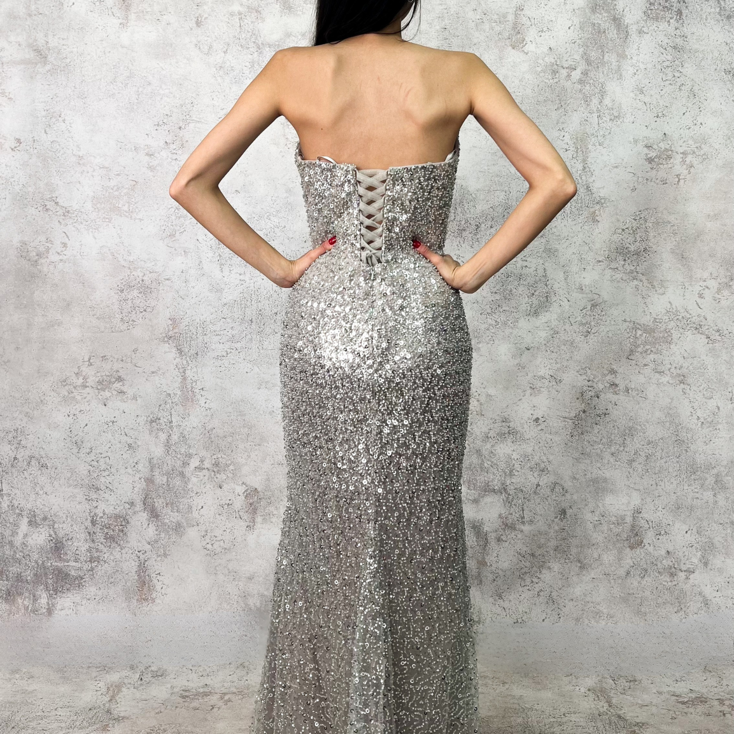 Vestido largo bordado plateado