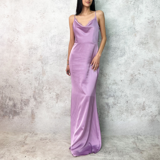 Vestido largo con aplicación de encaje lila.