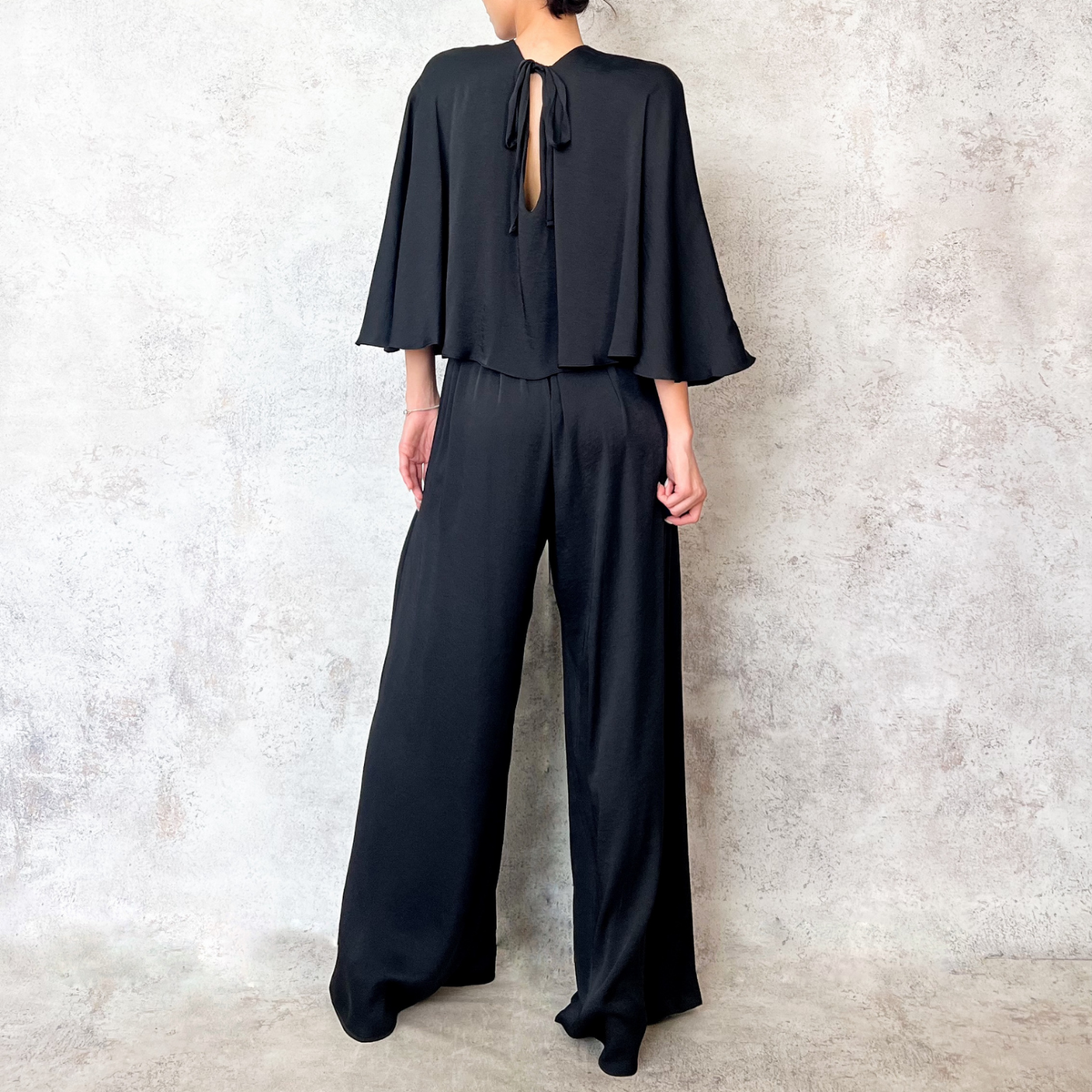 Jumpsuit negro manga de capa