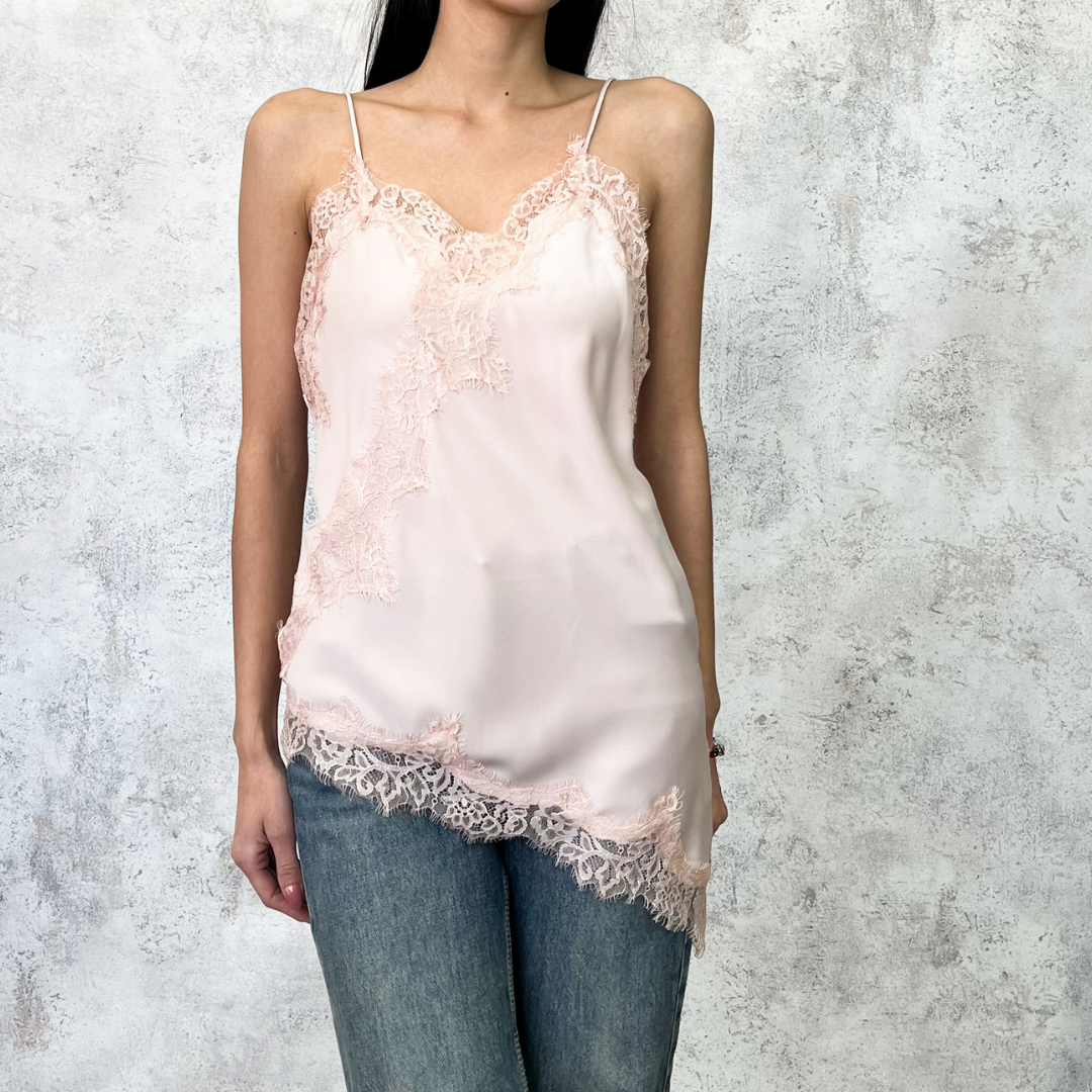 Blusa asimétrica satinada con encaje rosa