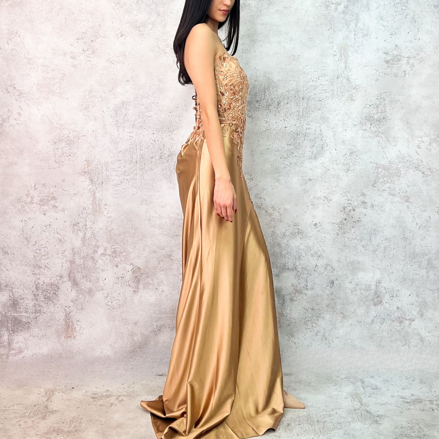 Vestido largo dorado pedreria