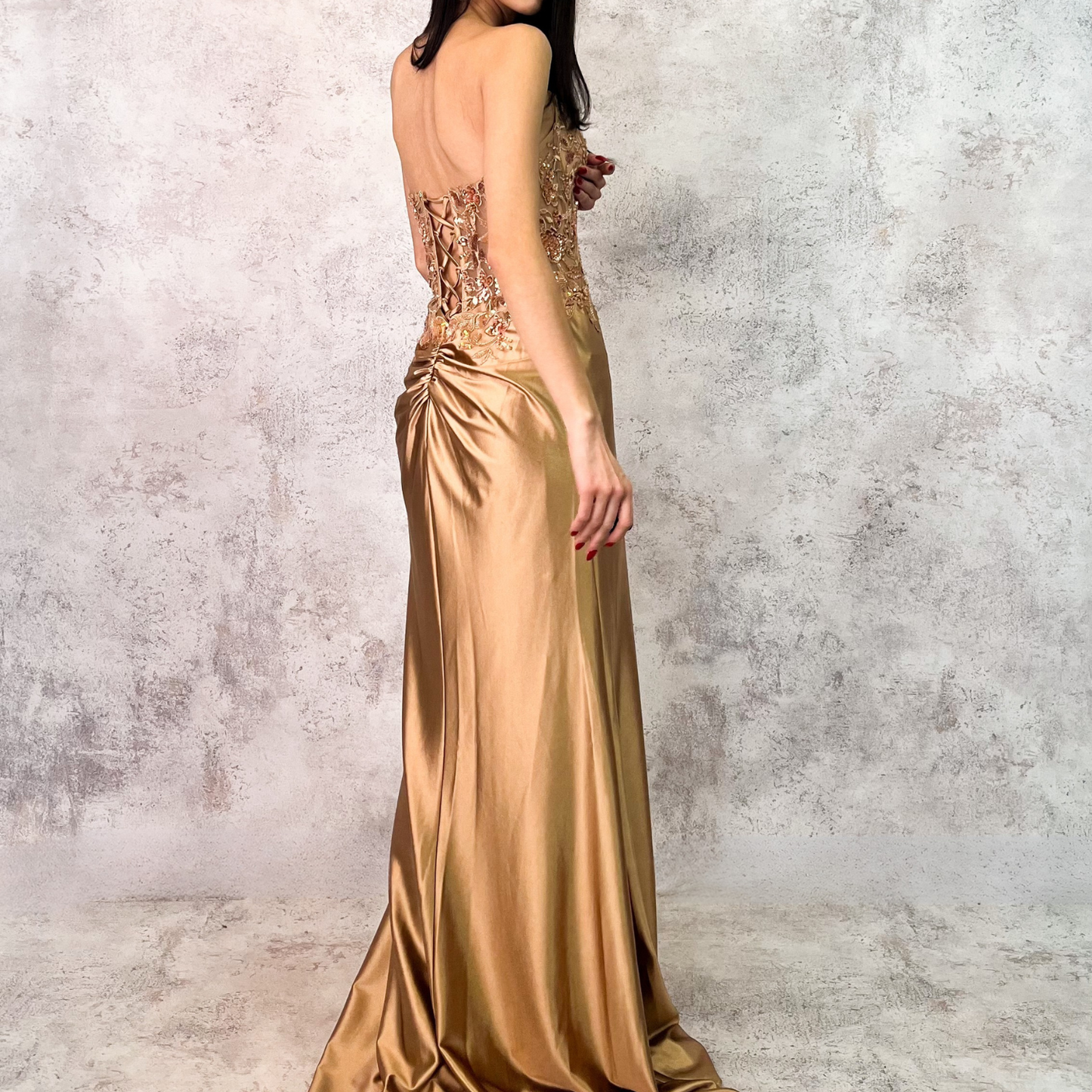 Vestido largo dorado pedreria