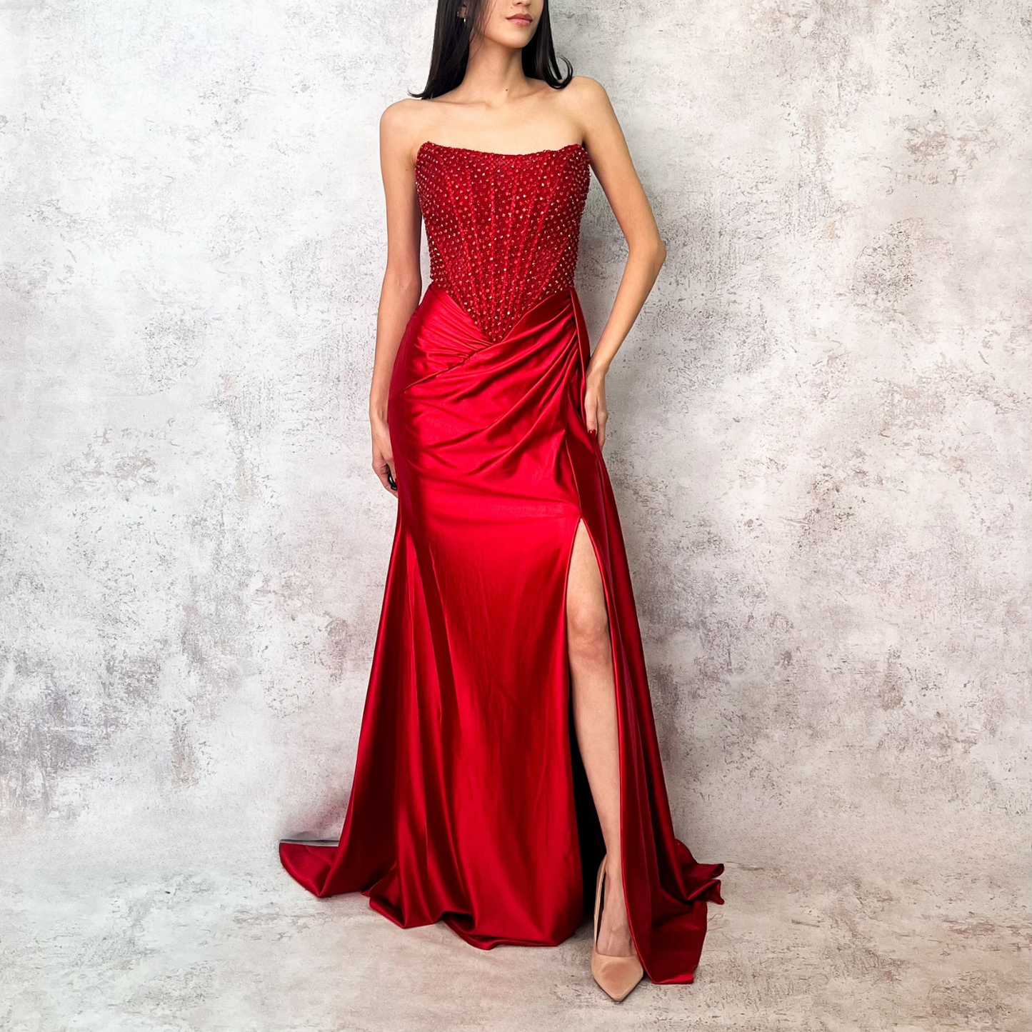 Vestido largo rojo con pedrería en red