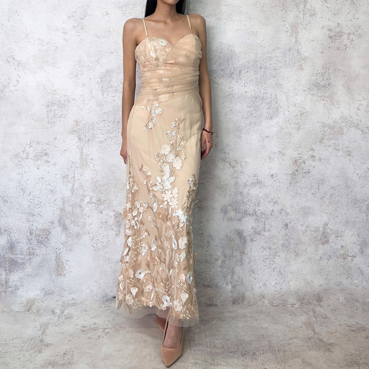 Vestido midi de tul con flores bordadas