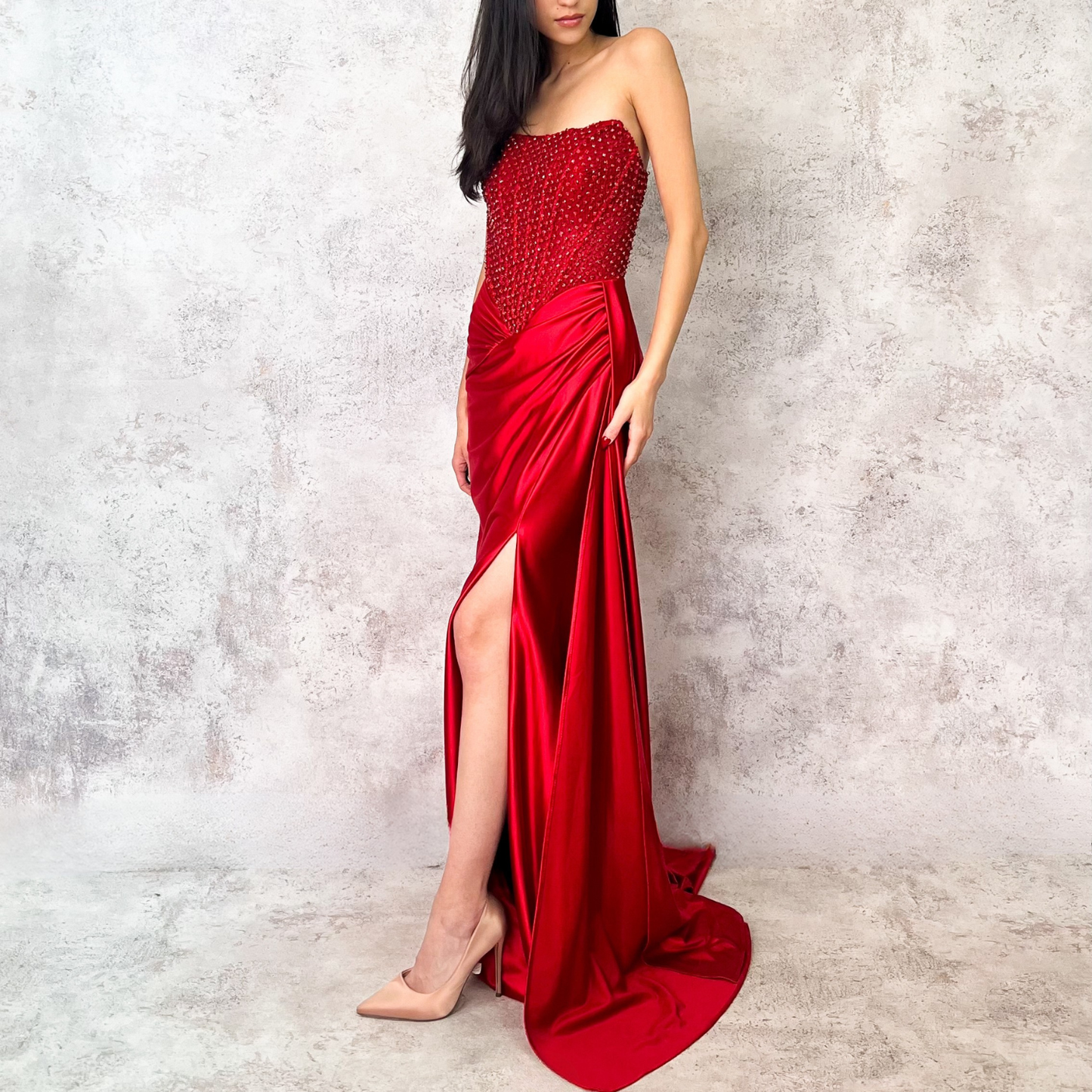 Vestido largo rojo con pedrería en red