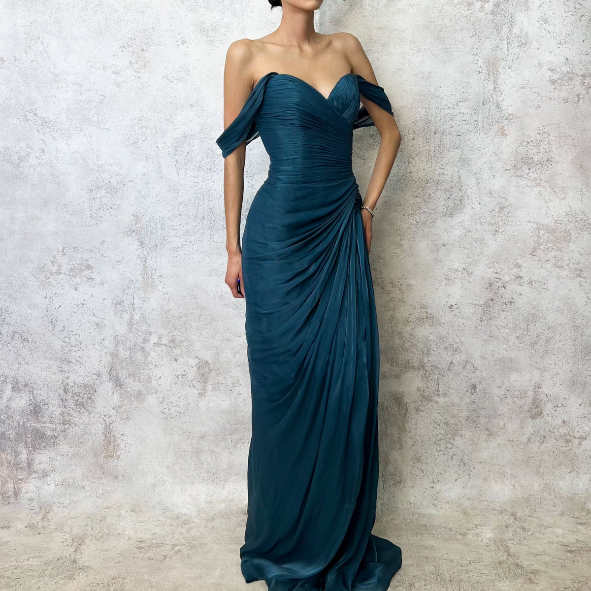 Vestido largo azul petróleo drapeado