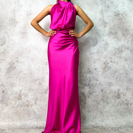 Vestido largo cuello halter magenta.