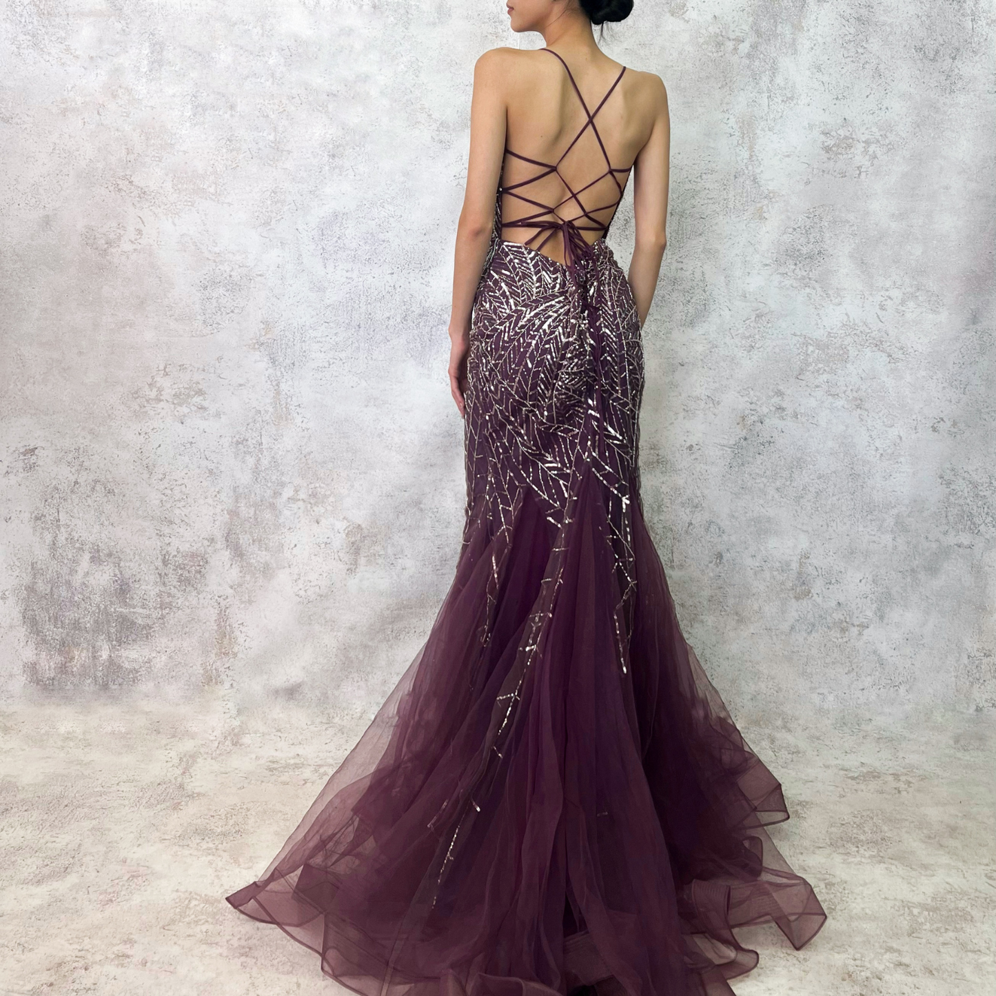 Vestido largo tul bordado pedreria uva