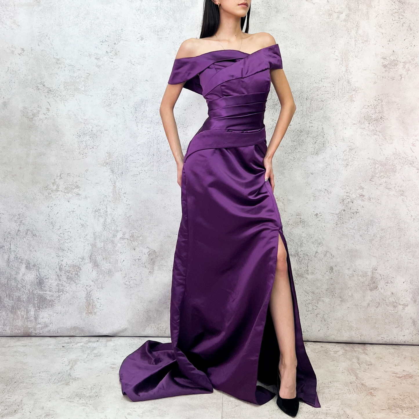 Vestido largo violeta en satín estructurado