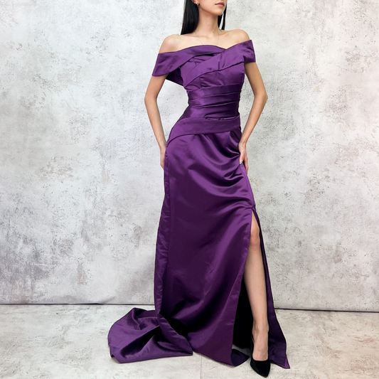 Vestido largo violeta en satín estructurado