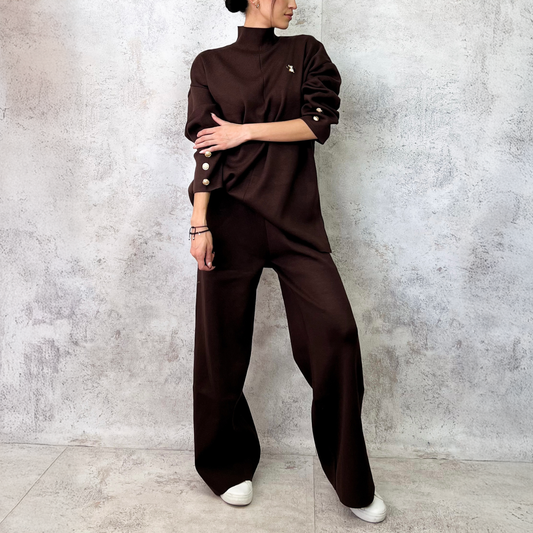 Conjunto de punto color chocolate con botones dorados