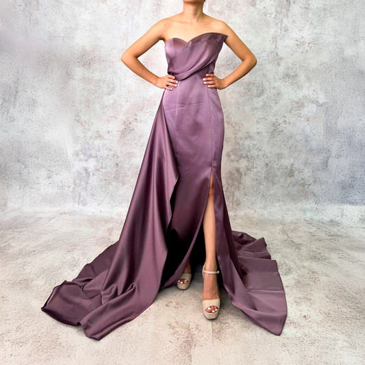 Vestido largo sobrefalda lavanda.