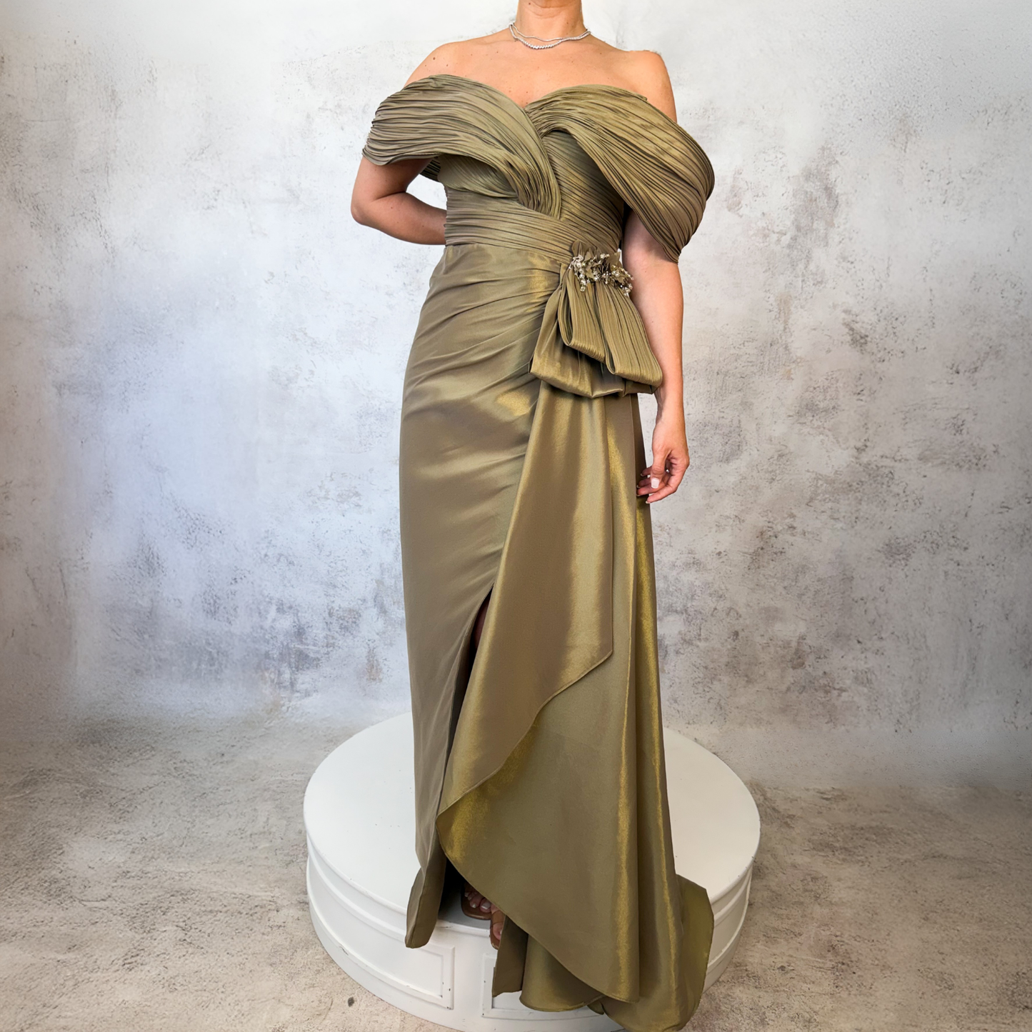 Vestido largo verde olivo moño de lado