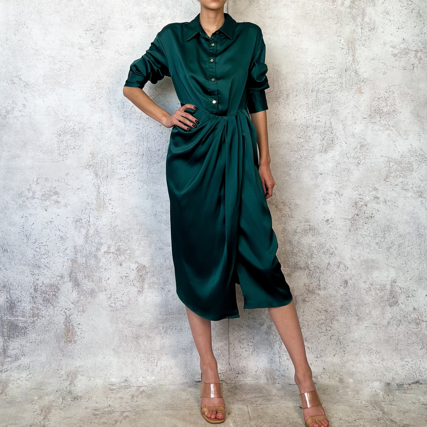 Vestido camisero verde satinado