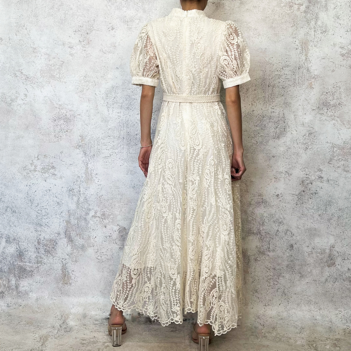 Vestido en corte midi encaje beige