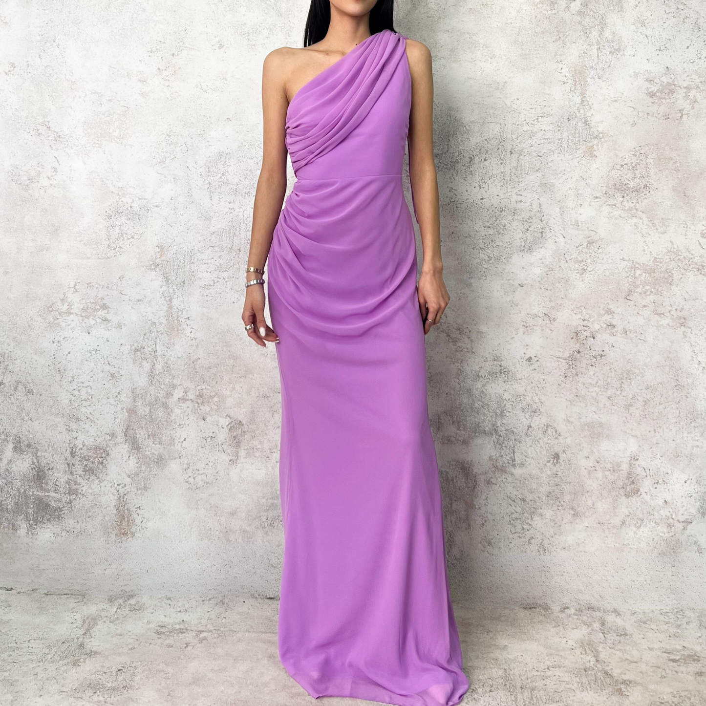 Vestido largo de un hombro lavanda.