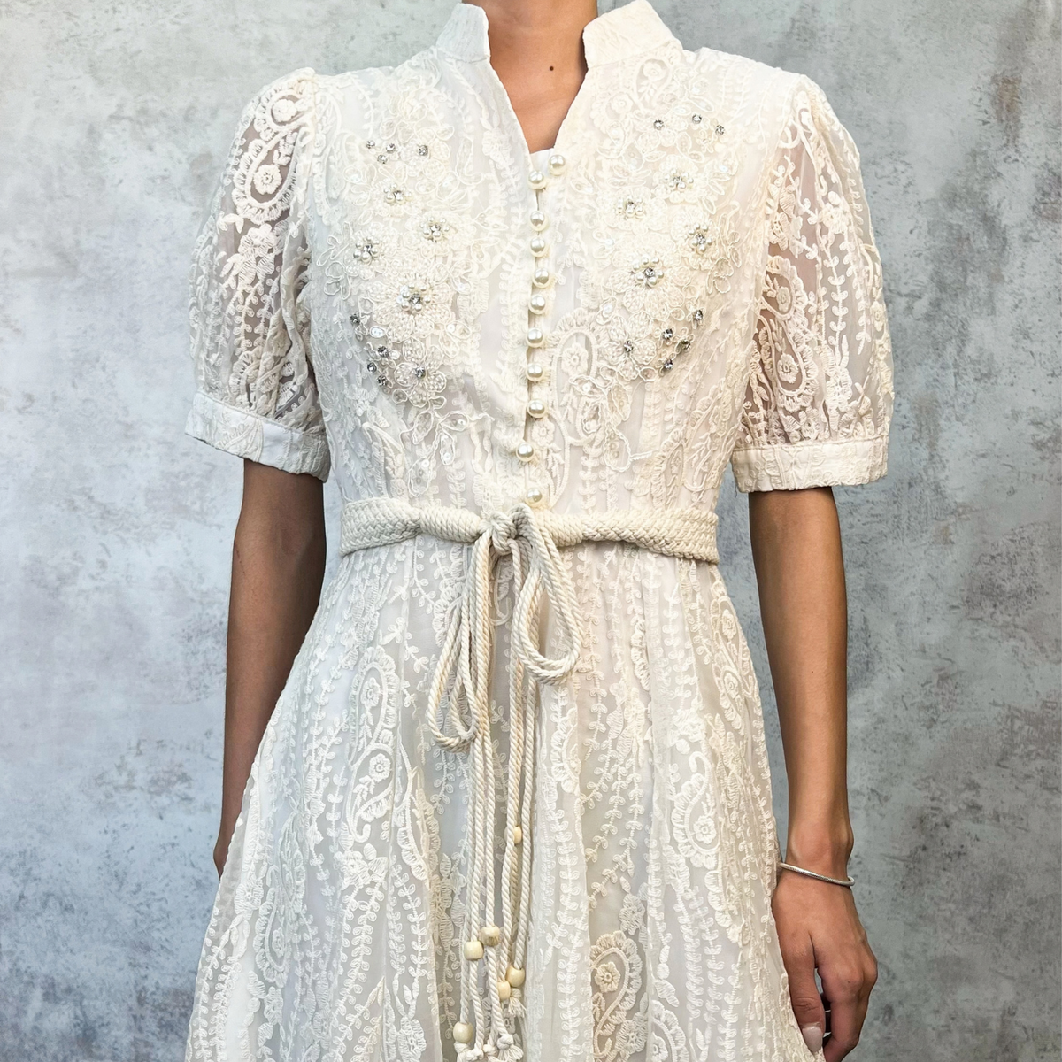 Vestido en corte midi encaje beige