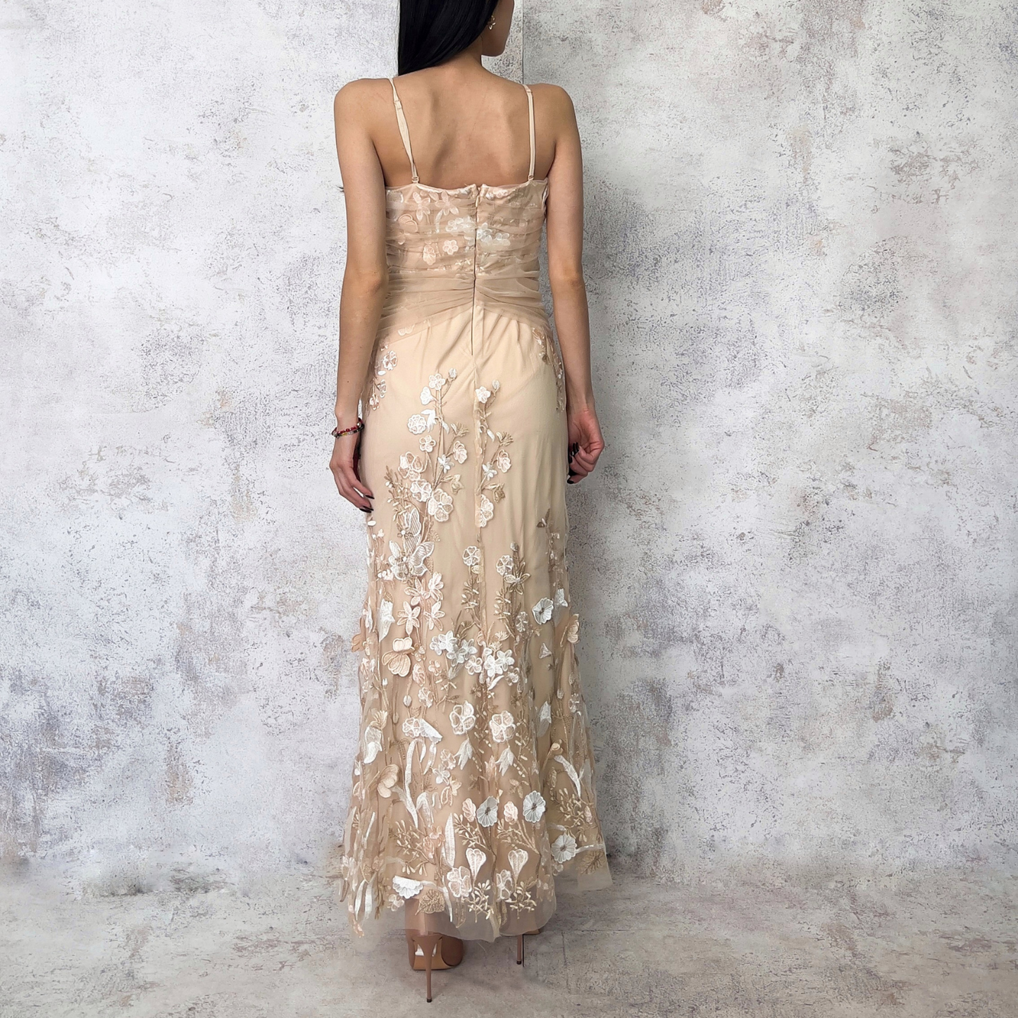 Vestido midi de tul con flores bordadas