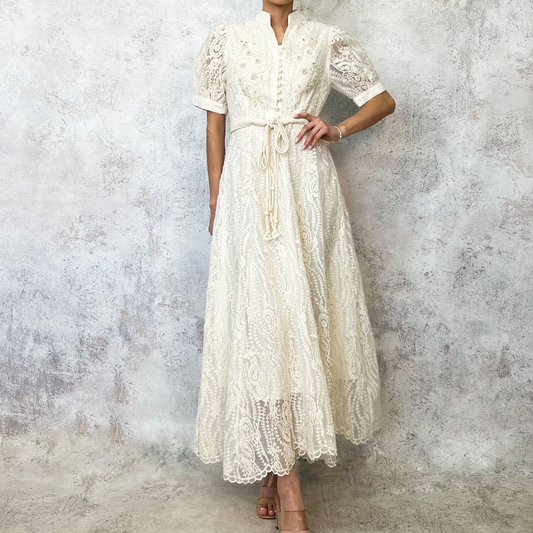 Vestido en corte midi encaje beige