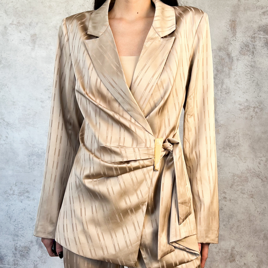 Traje sastre camel con estampado