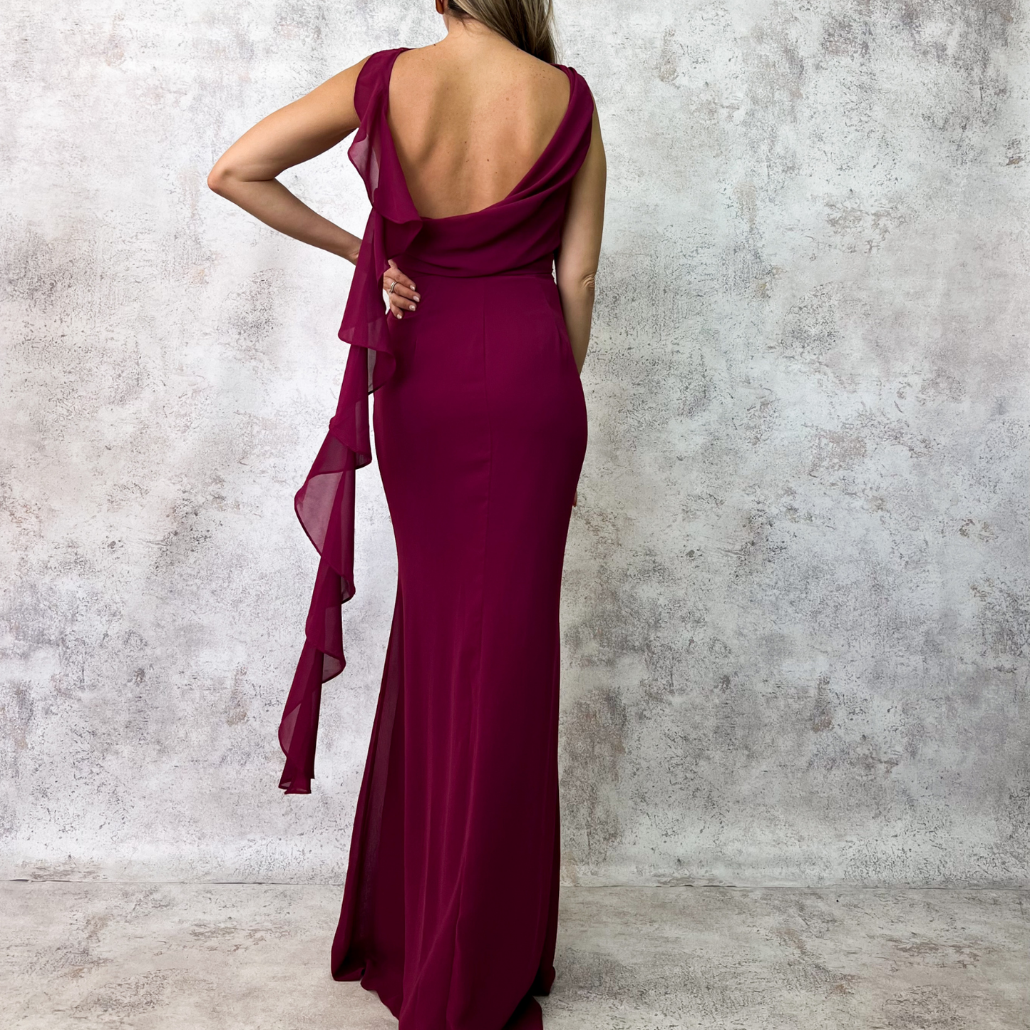 Vestido largo purpura drapeado con capa de lado