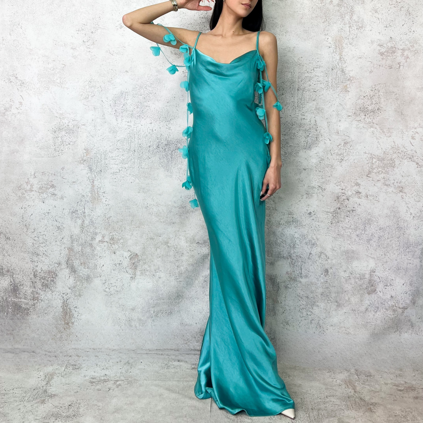 Vestido largo con detalle de flores verde.