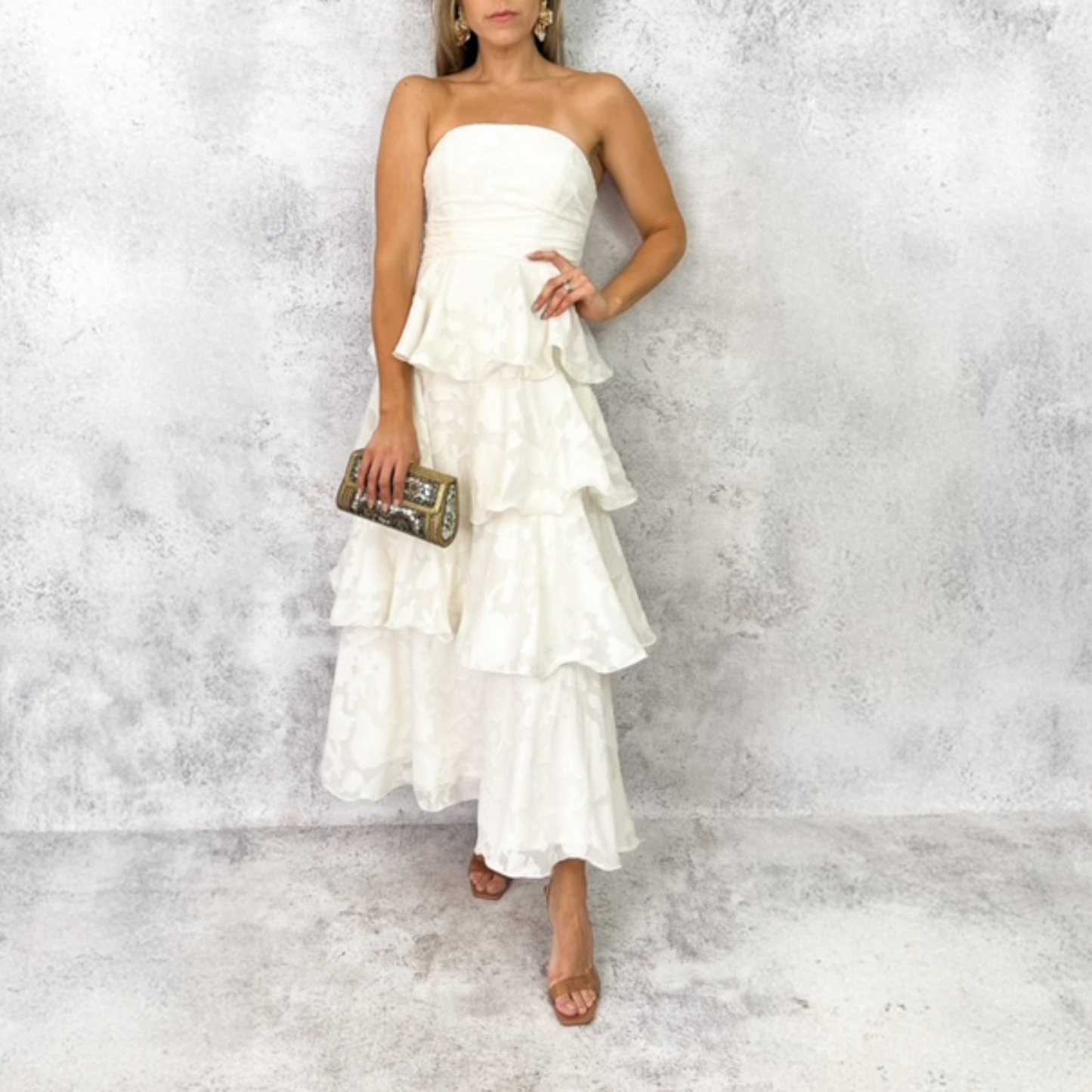 VESTIDO STRAPLESS OLANES EN FALDA