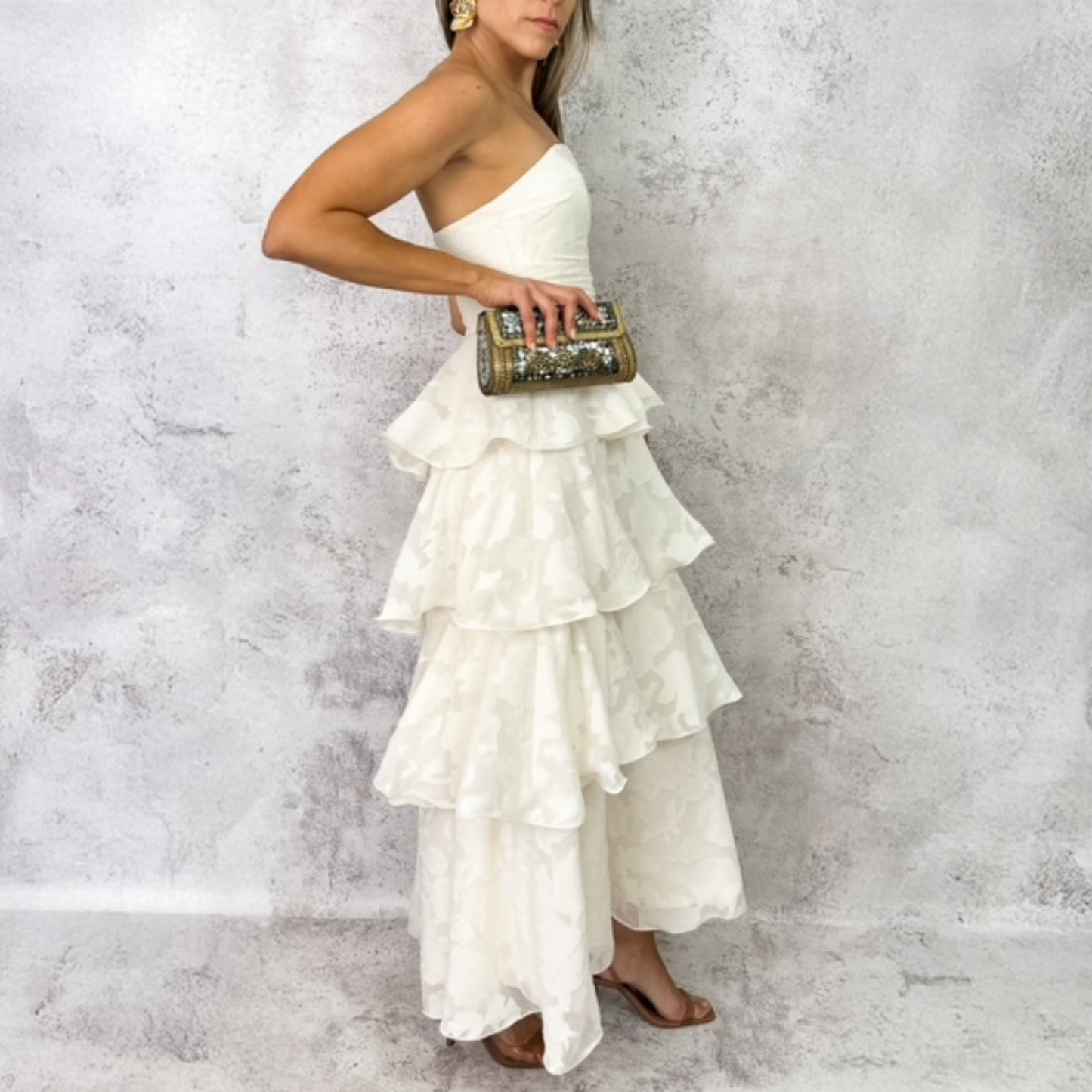VESTIDO STRAPLESS OLANES EN FALDA