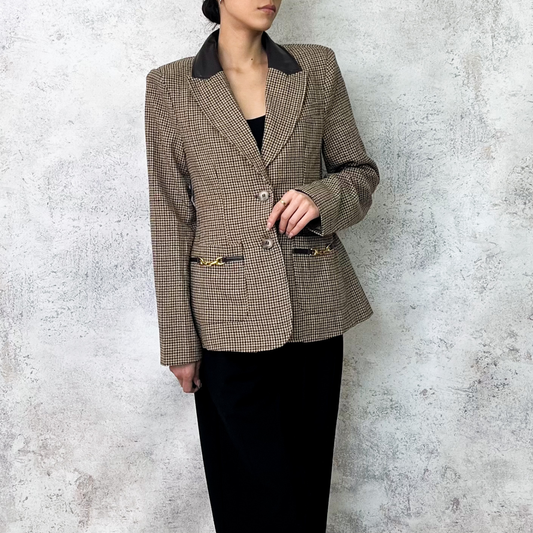 Blazer de cuadros cafes con detalles en vinipiel