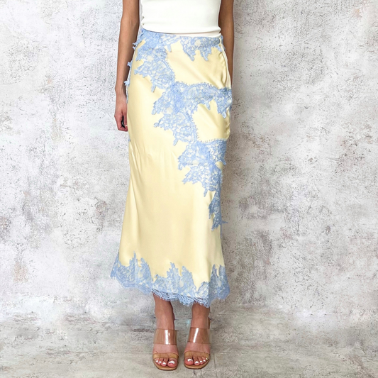 Falda amarilla con detalles de encaje azul