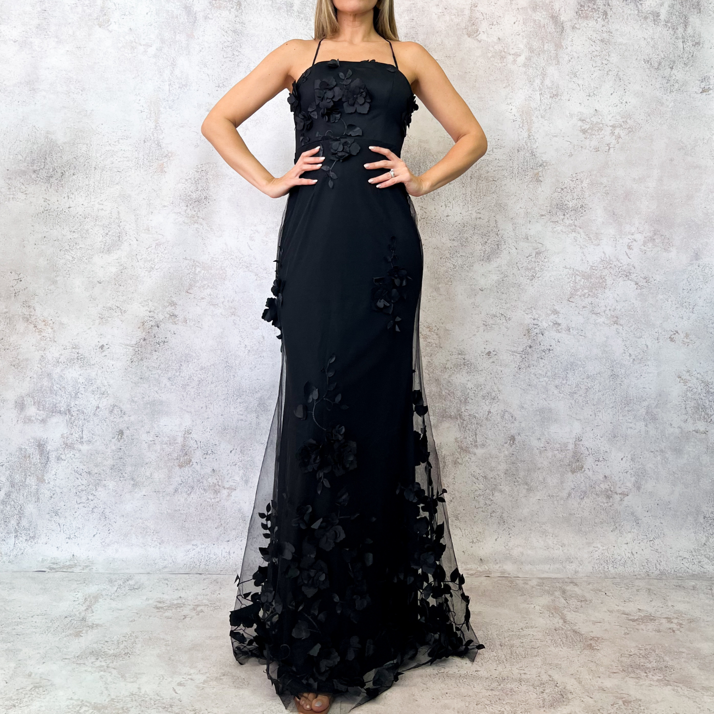 Vestido largo negro de tul con flores en relieve.