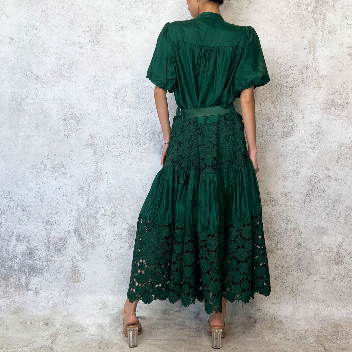 Vestido midi bordado verde esmeralda