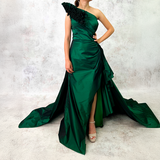 Vestido largo con olanes y sobrefalda.