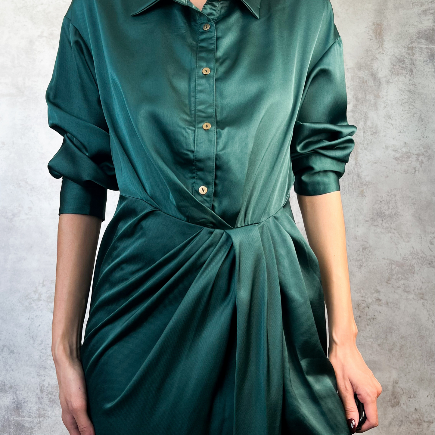 Vestido camisero verde satinado