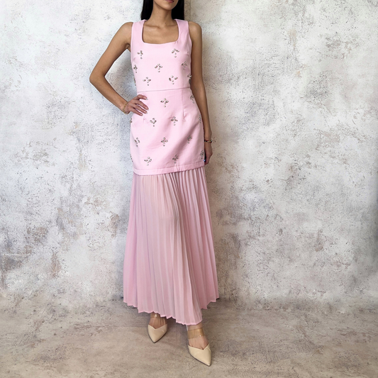 Vestido midi falda plisada aplicación pedrería rosa