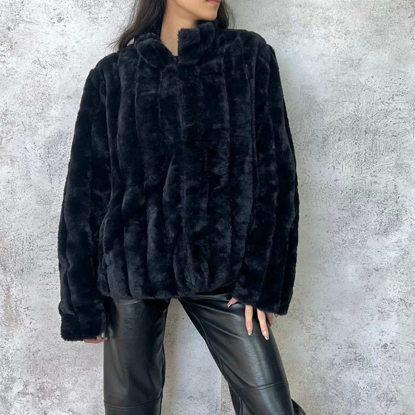 Saco negro en piel sintetica