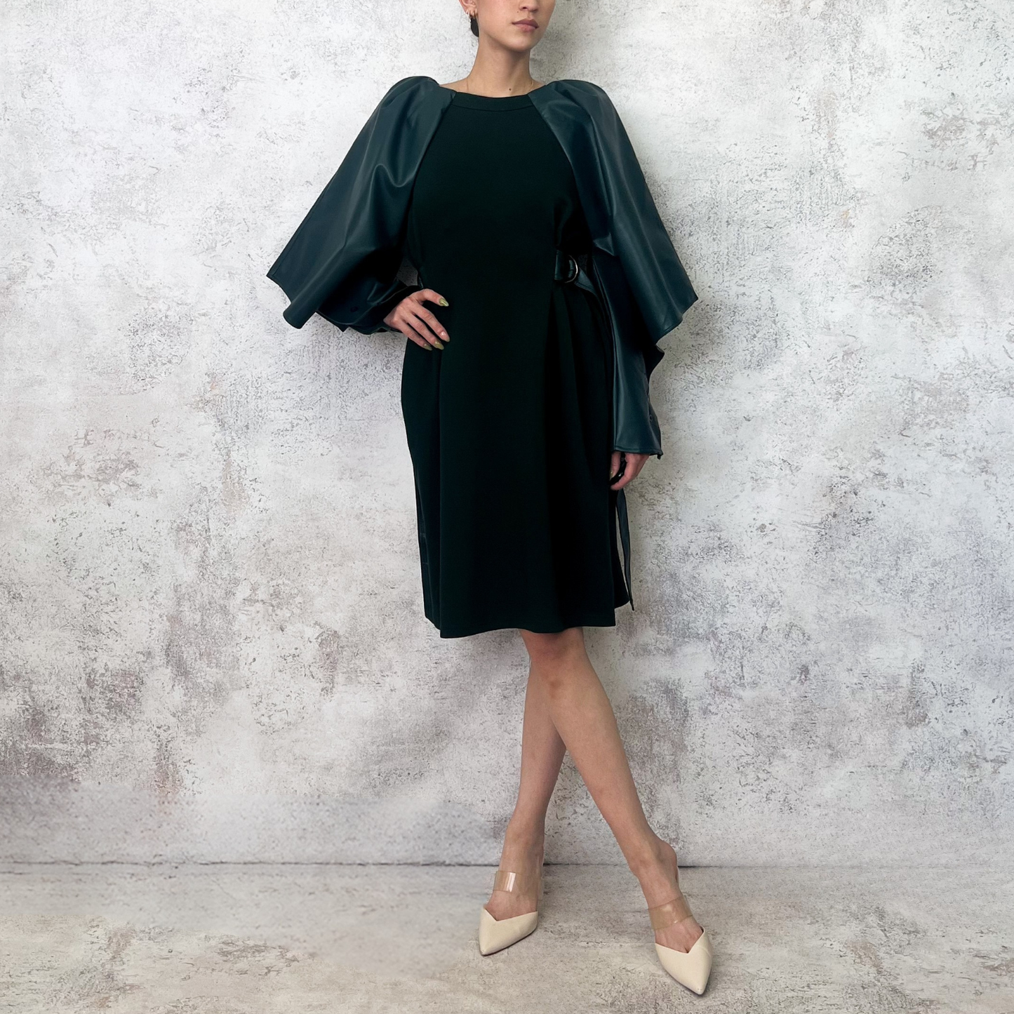 Vestido corto mangas campana efecto piel