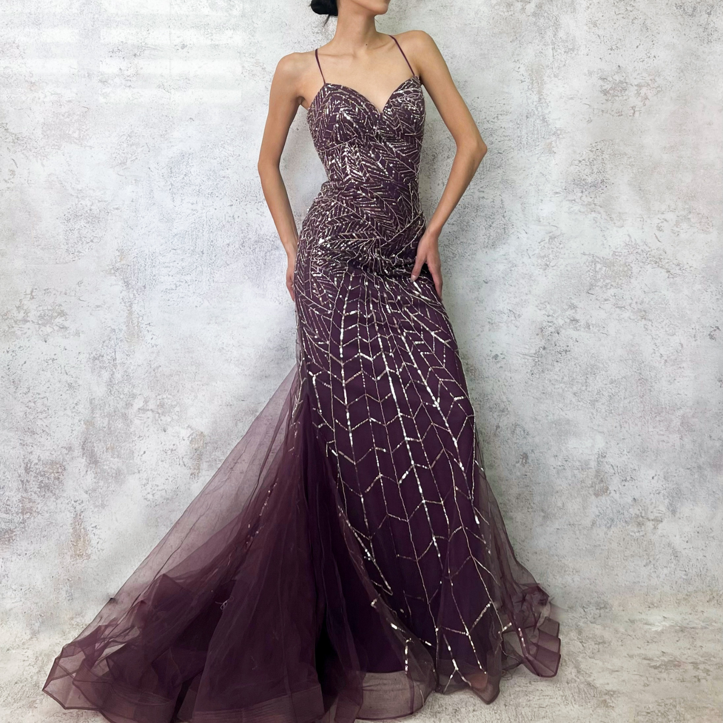 Vestido largo tul bordado pedreria uva