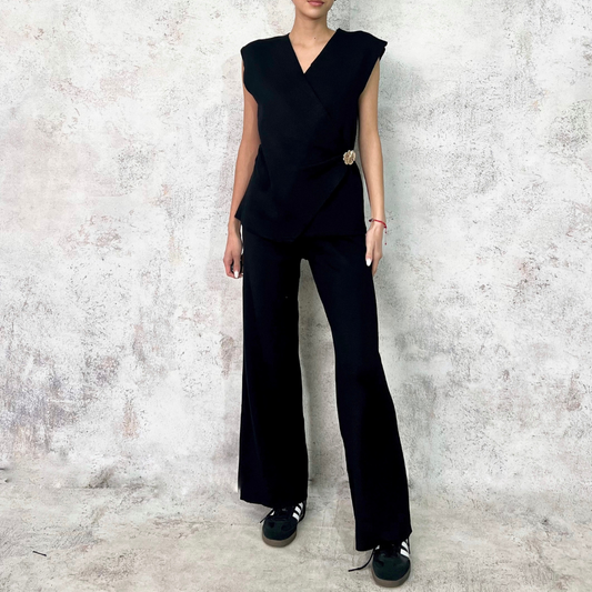 Set de chaleco negro con prendedor de flor