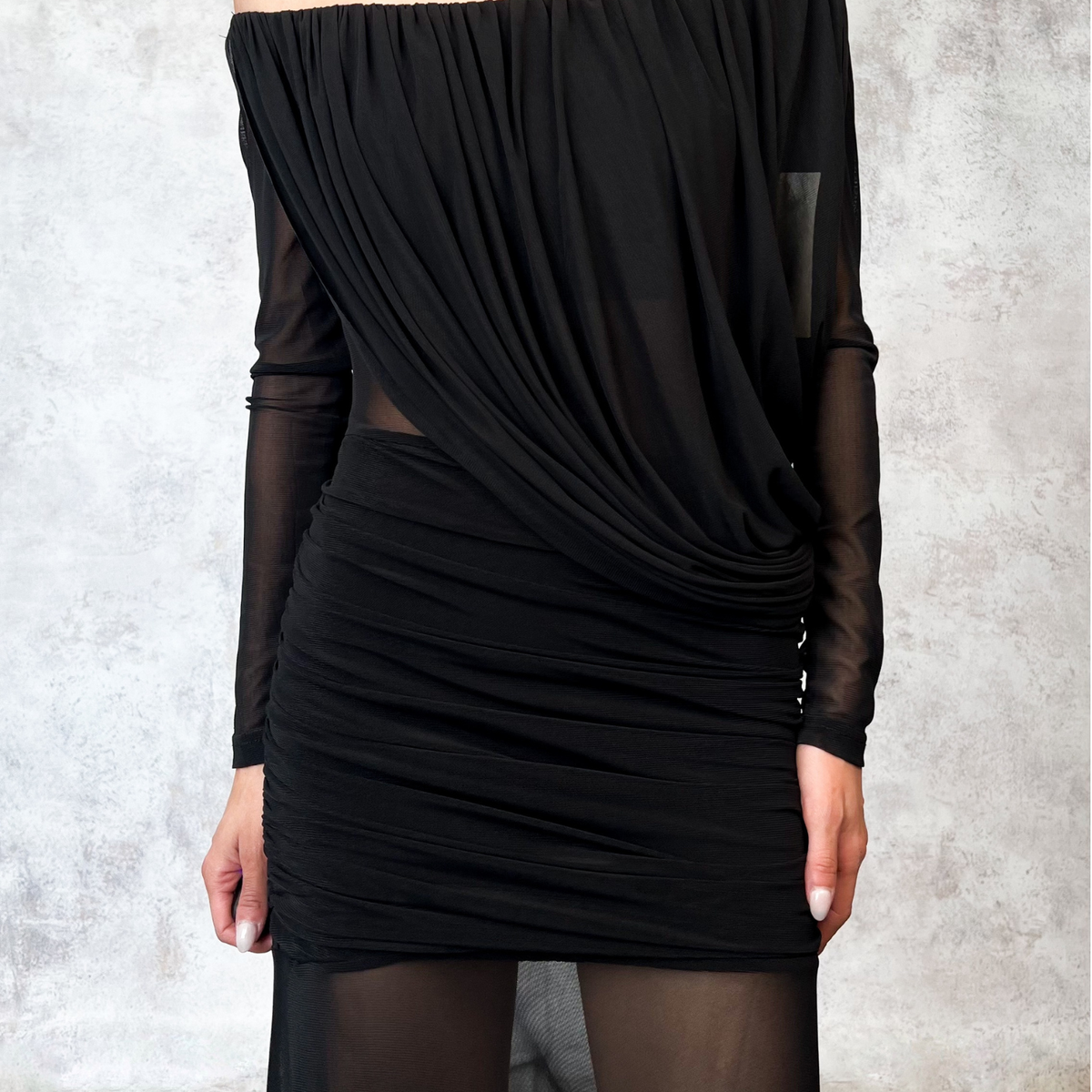Vestido midi asimetrico de mesh negro