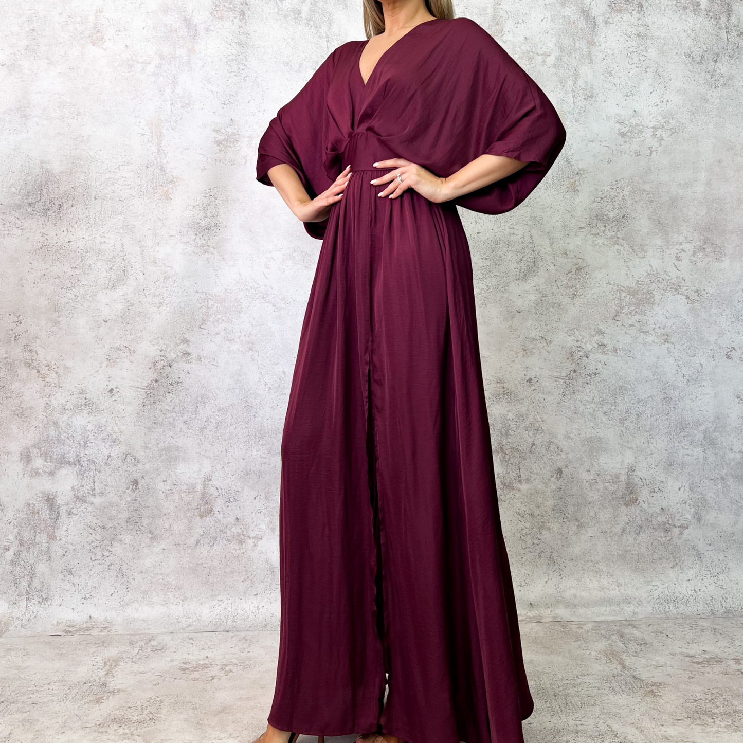 Vestido midi burgundy con mangas mariposa